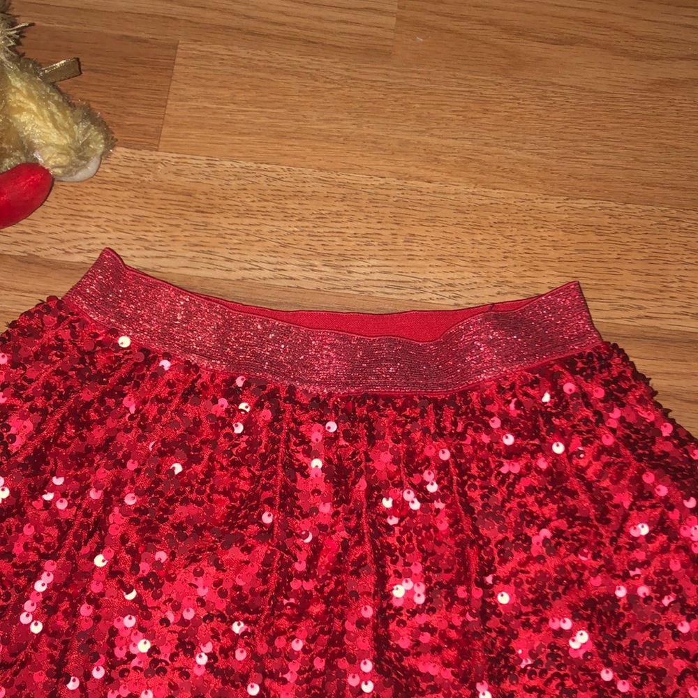 Red skirt - Picture 2 of 3